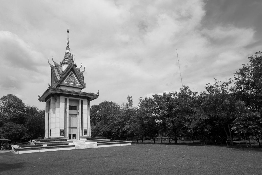 Die Gedenkstupa in Choeung Ek ist voll mit menschlichen Schädeln und Knochen