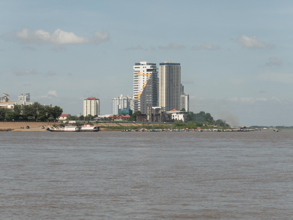 Ein kleines Sampan-Dorf vor den Hotels am Zusammenfluss des Tonle Sap mit dem Mekong River