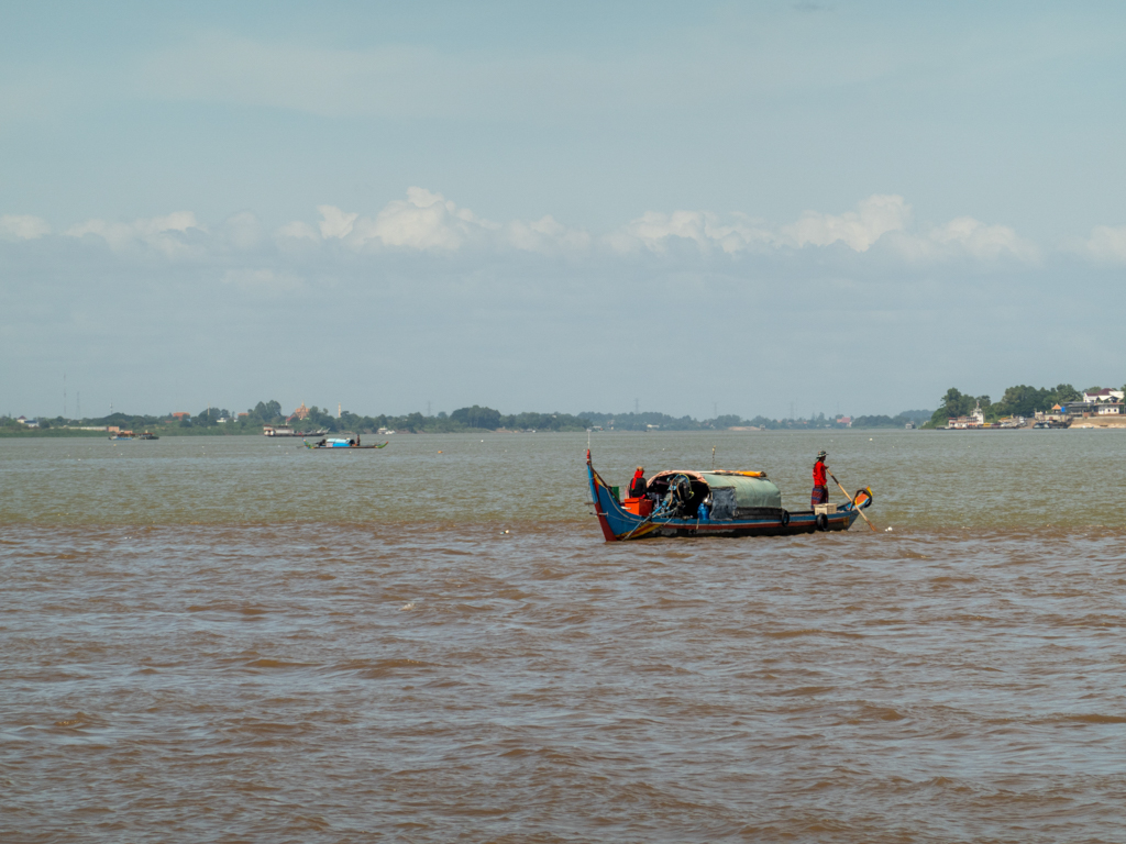 Fischerboot am Zusammenfluss des Mekong mit dem Tonle Sap; das Wasser hat eine unterschiedliche Farbe