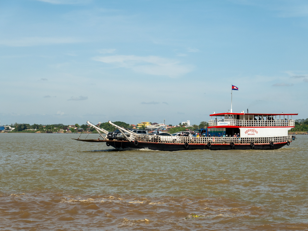 Fähre von Areiksart beim Zusammenfluss des Mekong mit dem Tonle Sap; das Wasser hat eine unterschiedliche Farbe und "brodelt"