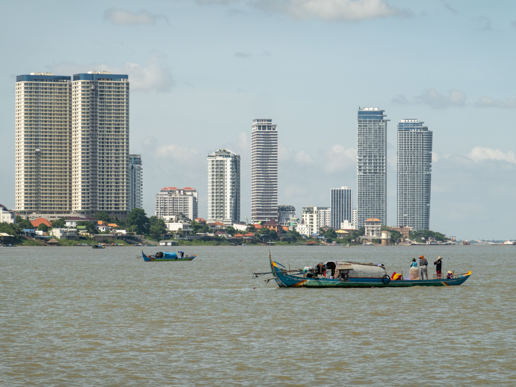 Fischerboote beim Zusammenfluss des Mekong mit dem Tonle Sap