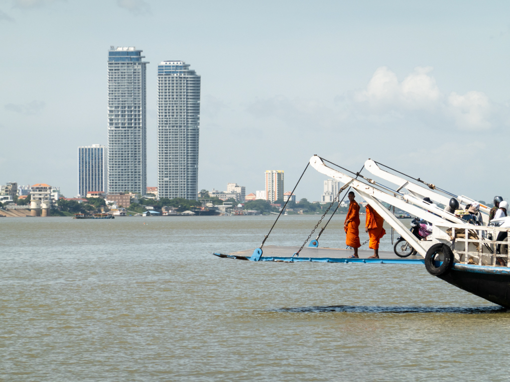 Mönche auf der Fähre von Areiksart nach Phnom Penh