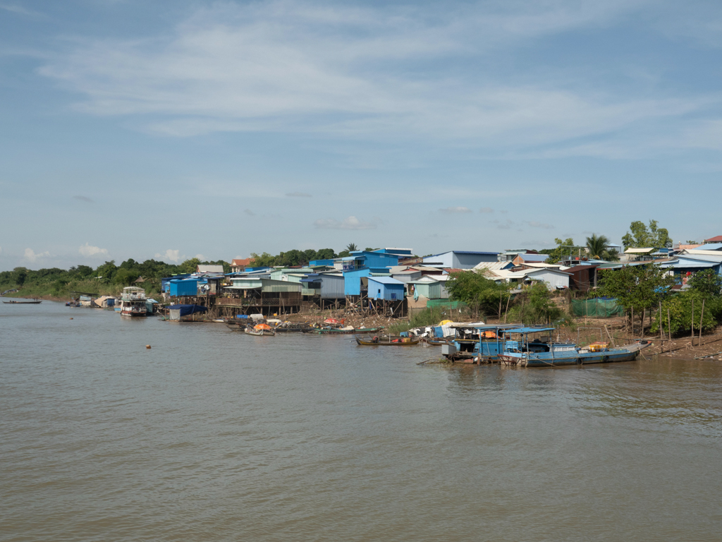 Häuser von Areiksart auf Stelzen am Mekong