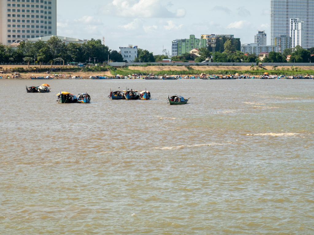 Ein kleines Sampan-Dorf vor den Hotels am Zusammenfluss des Tonle Sap mit dem Mekong River