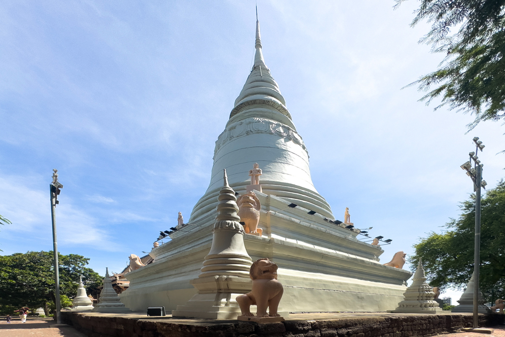 Weisse Stupa des Wats Phnom Daun Penh