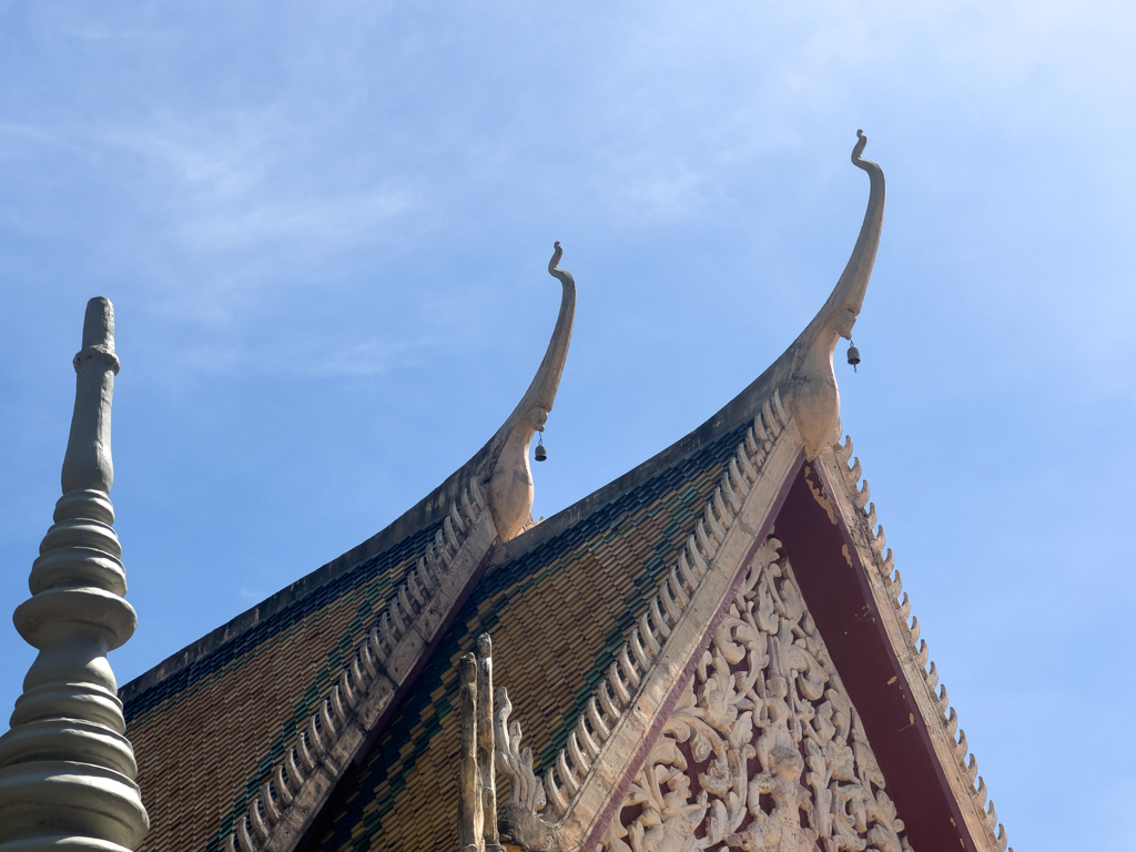 Dach-Giebel mit Glöckchen im Wat Phnom Daun Penh