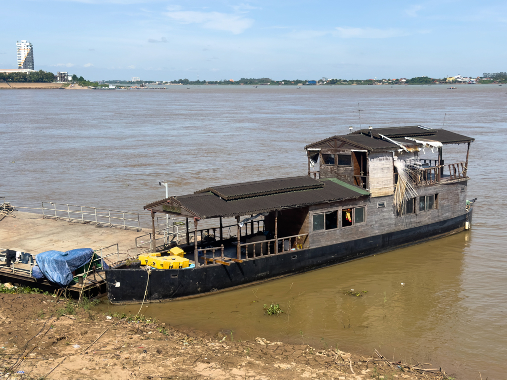 Vertäutes Boot auf dem Tonle Sap River