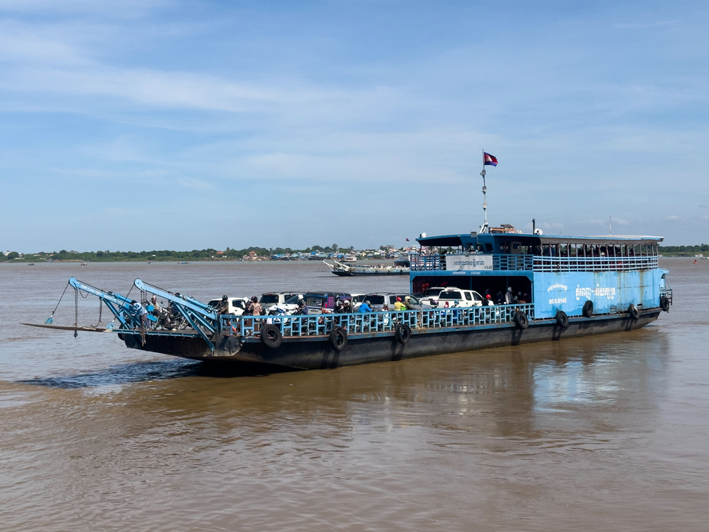 Fähre nach Areiksart über den Tonle Sap und den Mekong Fluss