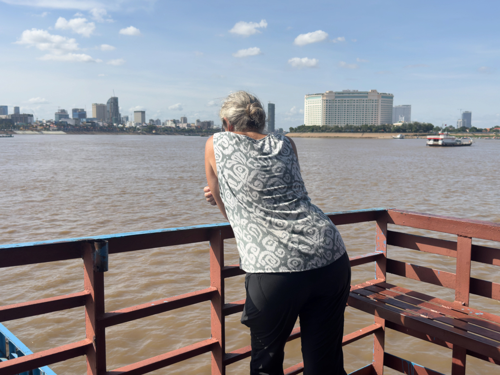 ...auf der Fähre von Areiksart nach Phnom Penh