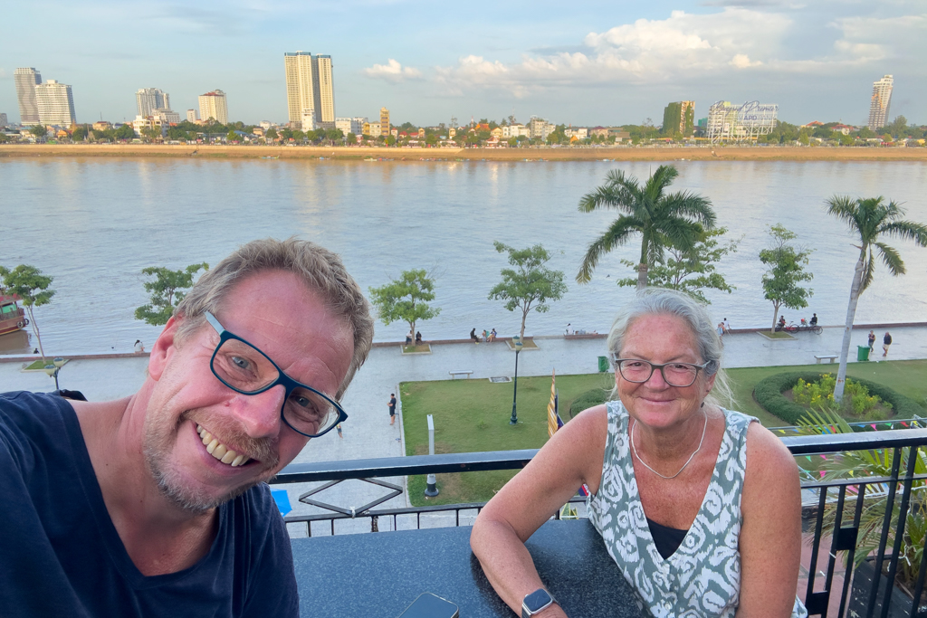 Auf der Restaurant-Terrasse des Onederz Hostels hoch über dem Tonle Sap River