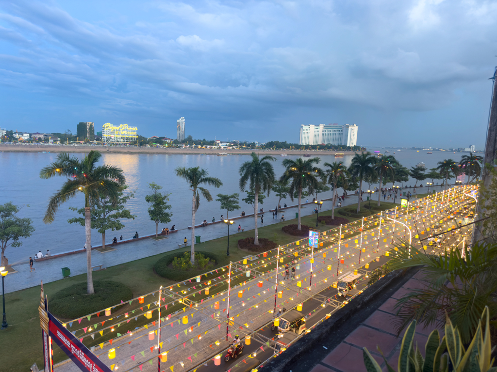 Aussicht von der Restaurant-Terrasse des Onederz Hostels hoch über dem Tonle Sap River