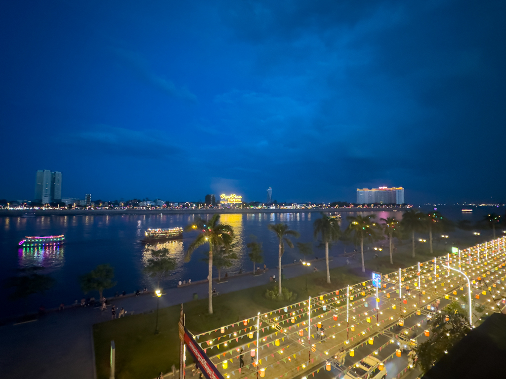 Aussicht von der Restaurant-Terrasse des Onederz Hostels hoch über dem Tonle Sap River