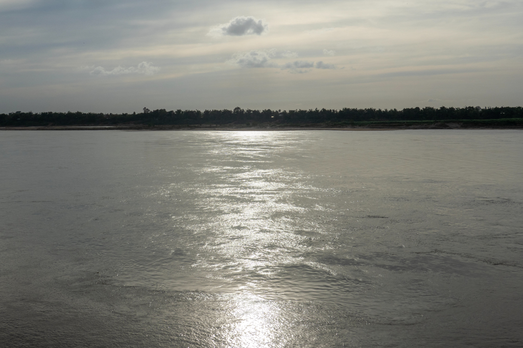 Der Mekong bei Kratie. Auf der anderen Uferseite ist die Insel Kaoh Trong