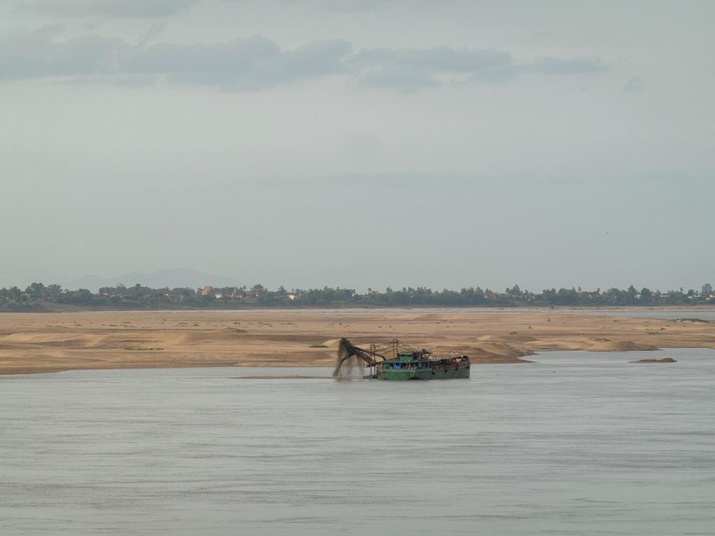 Sandförderung aus dem Mekong. Förderplattformen schürfen unterwasser und fördern den Sand auf Schiffe
