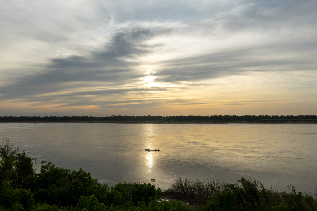 Der Mekong. Die Sonne verbirgt sich hinter milchigen Wolken.