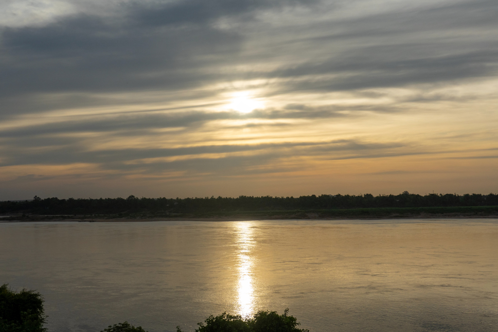 Der Mekong. Die Sonne verbirgt sich hinter milchigen Wolken.
