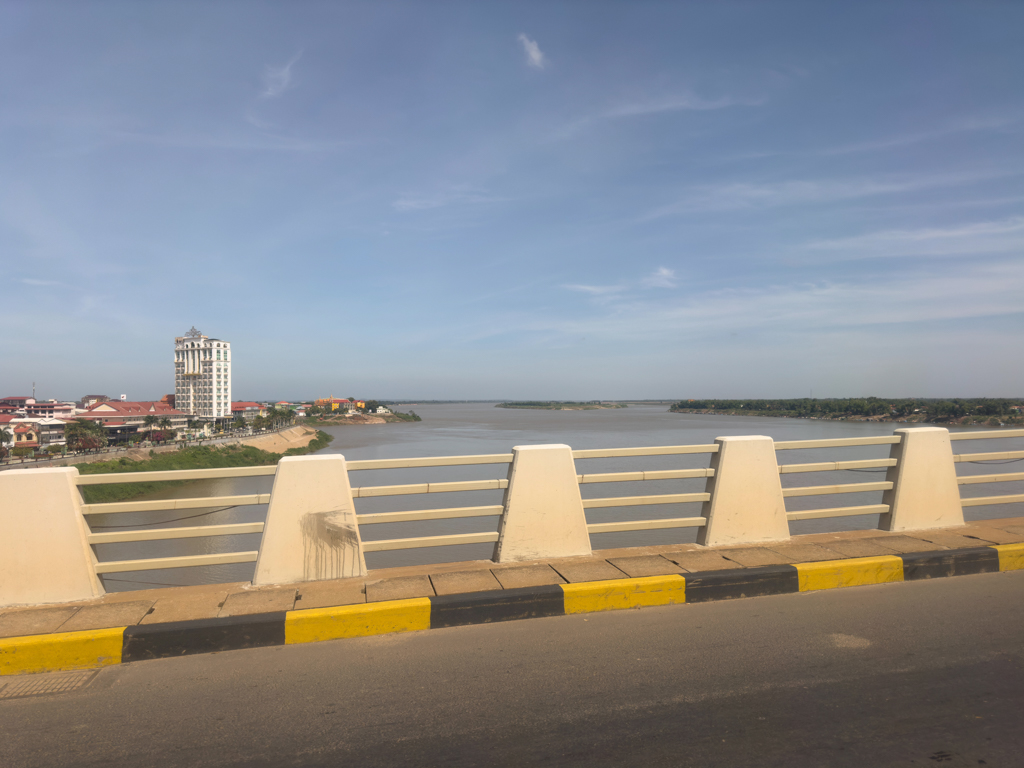 Wir überqueren auf einer Brücke den Mekong