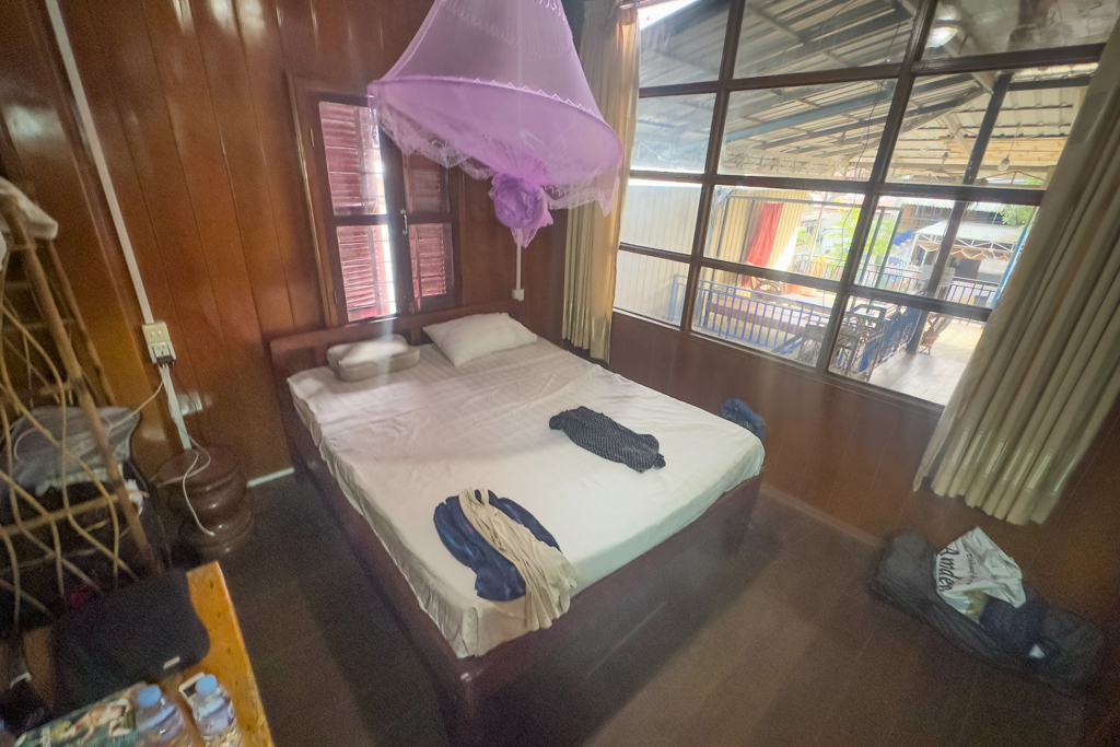 Unser Zimmer in Kratie im Guesthouse. Mit Moskitonetz