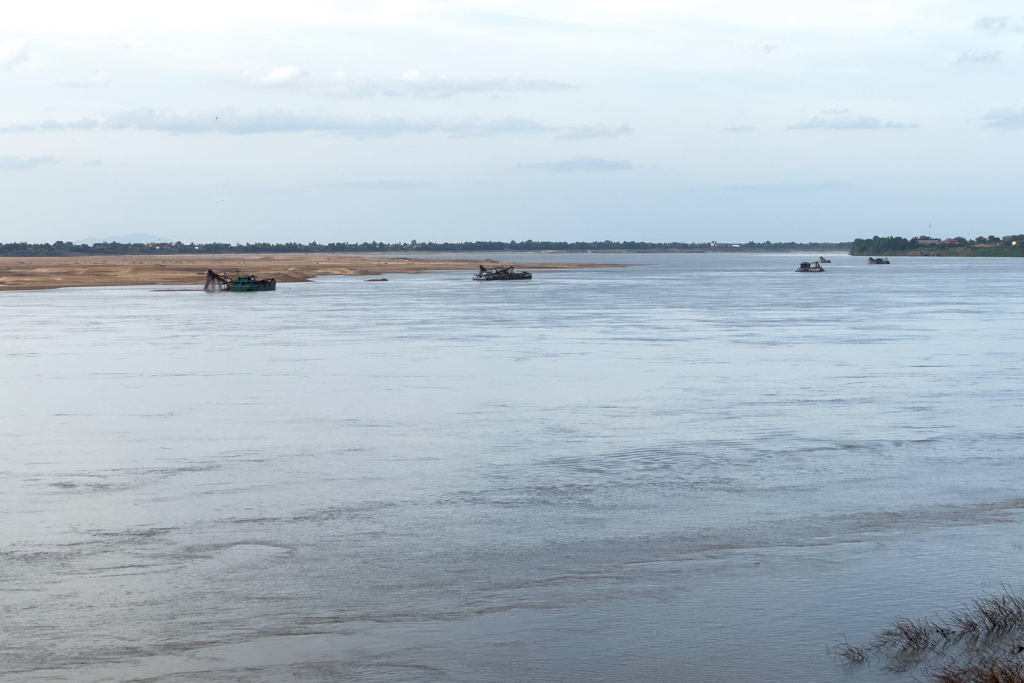 Sandförderung aus dem Mekong. Förderplattformen schürfen unterwasser und fördern den Sand auf Schiffe
