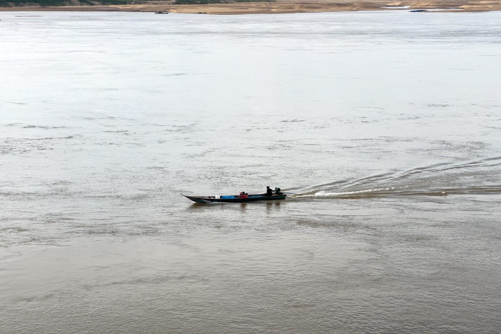 Ein kleines Fischerboot bei Kratie auf dem Mekong