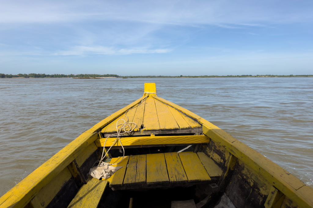 Unser kleines boot liegt tief im Wasser; wir sind auf dem Weg zu den Flussdelfinen