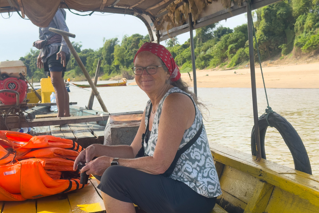 Mit Ma beim Beobachten der Flussdelfine im Mekong, im Hintergrund unser Kapitän und Steuermann