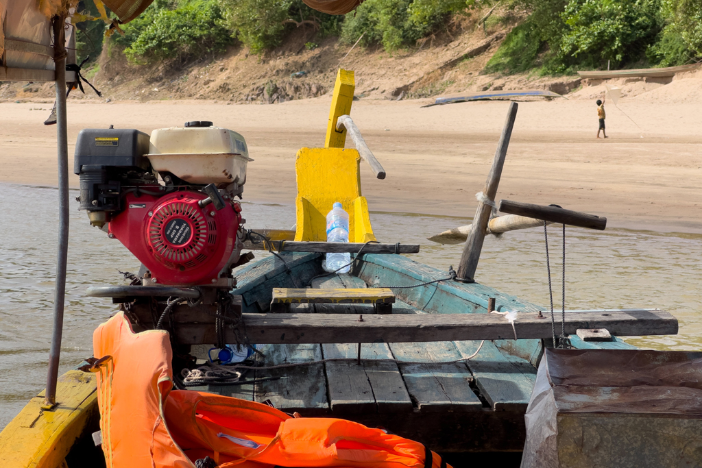 Links der Motor, in der Mitte das Ruder (und gleichzeitig Anker im flachen Sandstrand), rechts das Paddel für flaches Gewässer