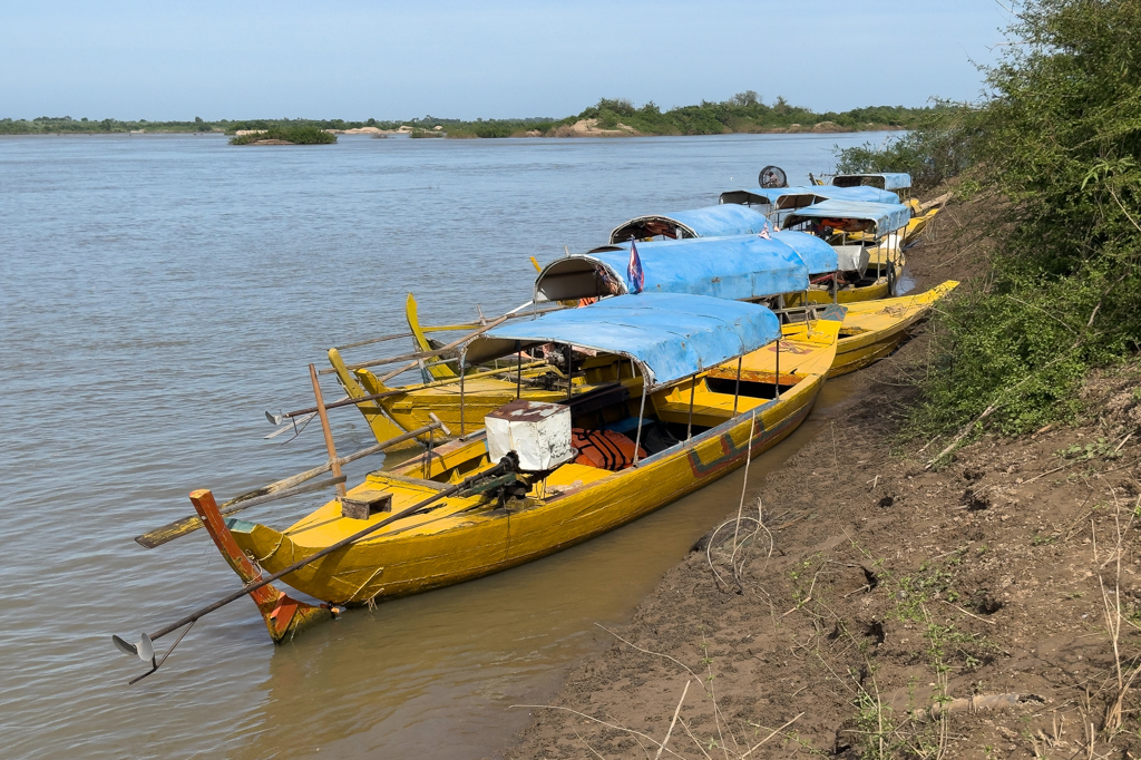 Die Boote sind in Reihe am Ufer festgemacht und warten auf Gäste