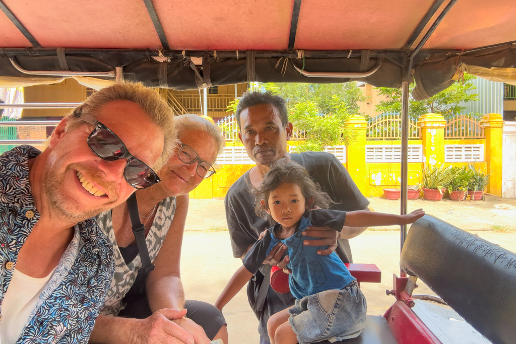 JoMa Selfie mit unserem Fahrer und seiner jungen Tochter, die nicht so fröhlich dreinschaut