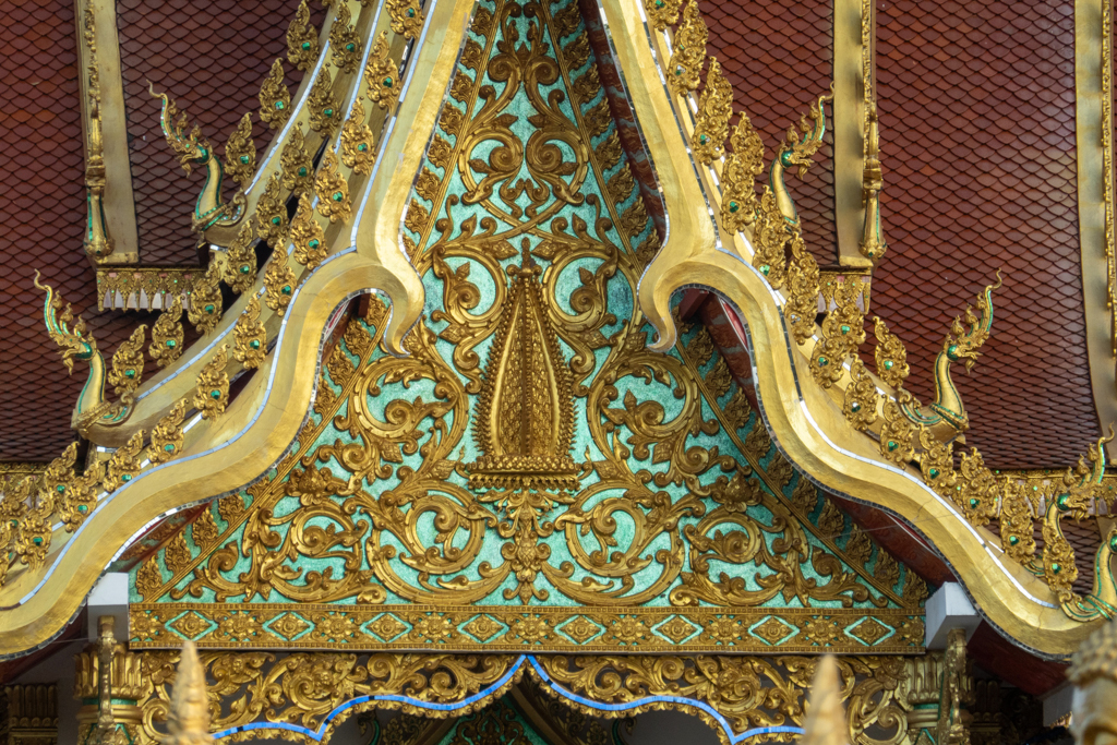 Der reichlich verzierte Tempel des goldenen Buddha von Pakse