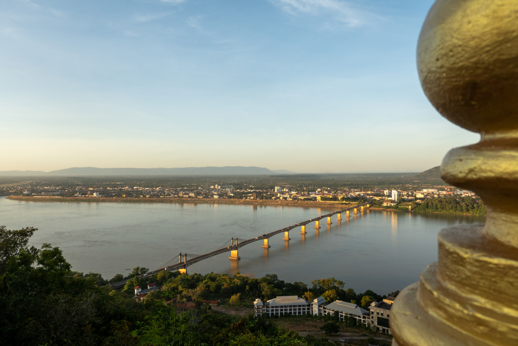 Blick von der anderen Mekongseite auf Pakse im Abendlicht