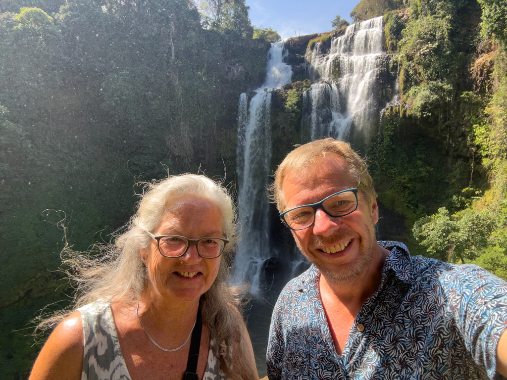 JoMa Selfie mit Blick auf die imposanten Tad Gneuank Wasserfälle