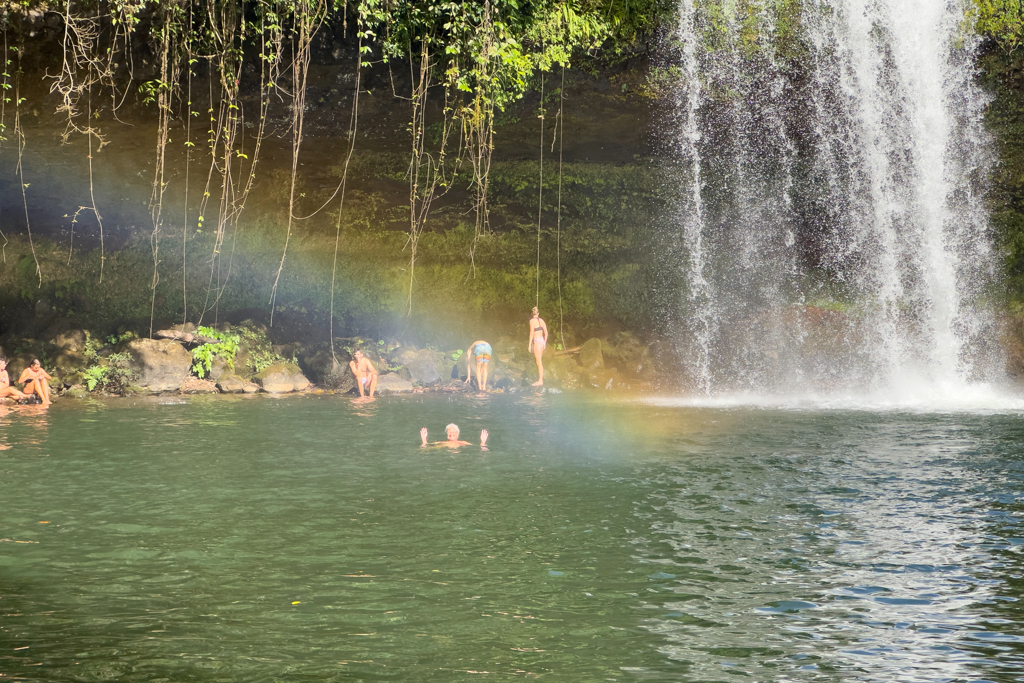 Ma nimmt ein Bad in den kühlen Fluten der Tad Champee Wasserfälle