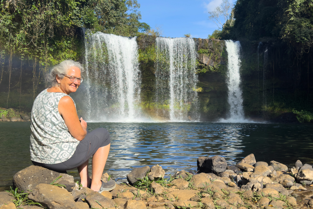 Ma posiert vor den Tad Champee Wasserfällen