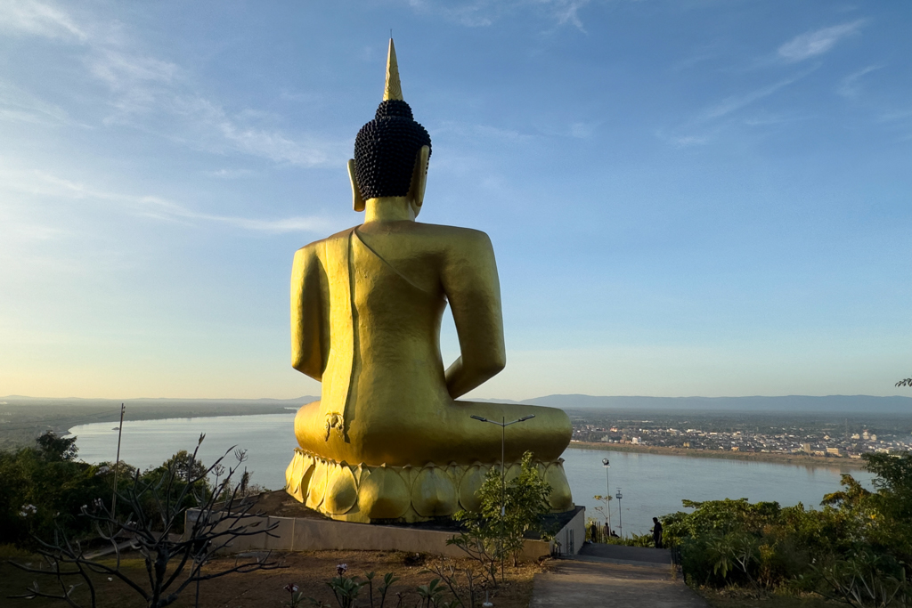 Nochmals bei dem golden Buddha mit Blick auf Pakse