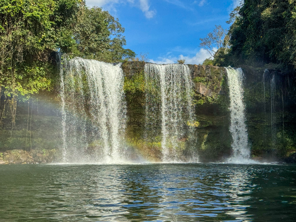 die Tad Champee Wasserfälle mit einem Regenbogen