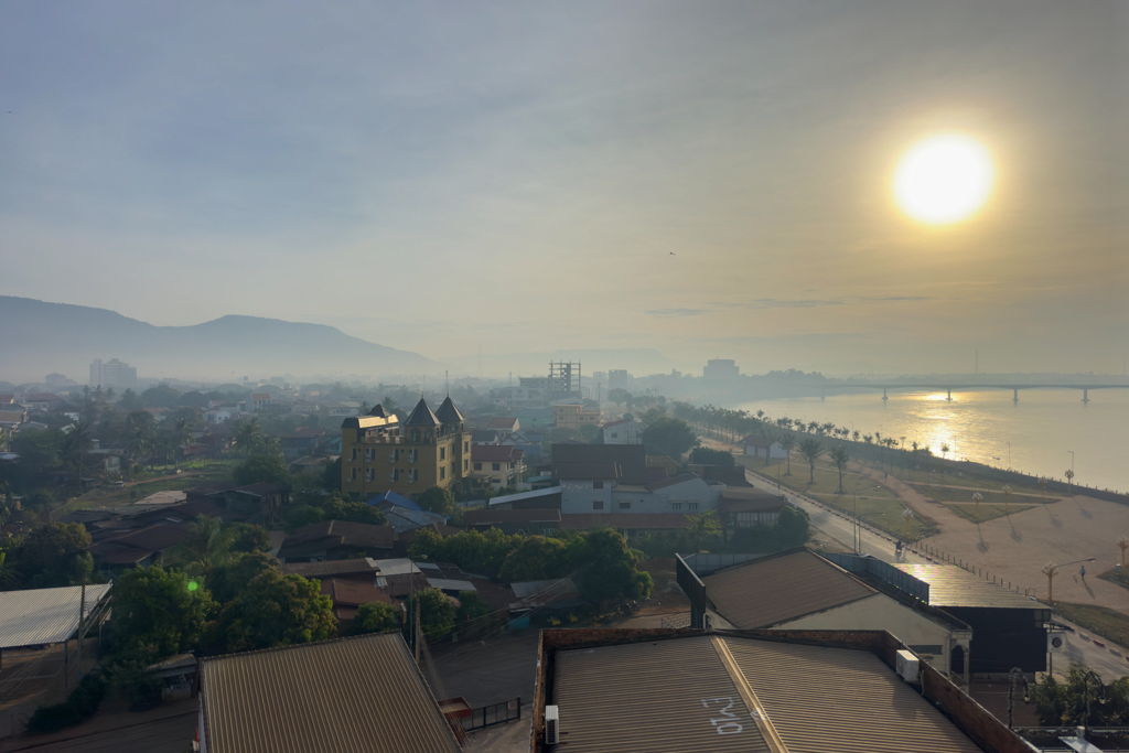 Pakse im Morgenlicht. Ein Dunst liegt über der Stadt