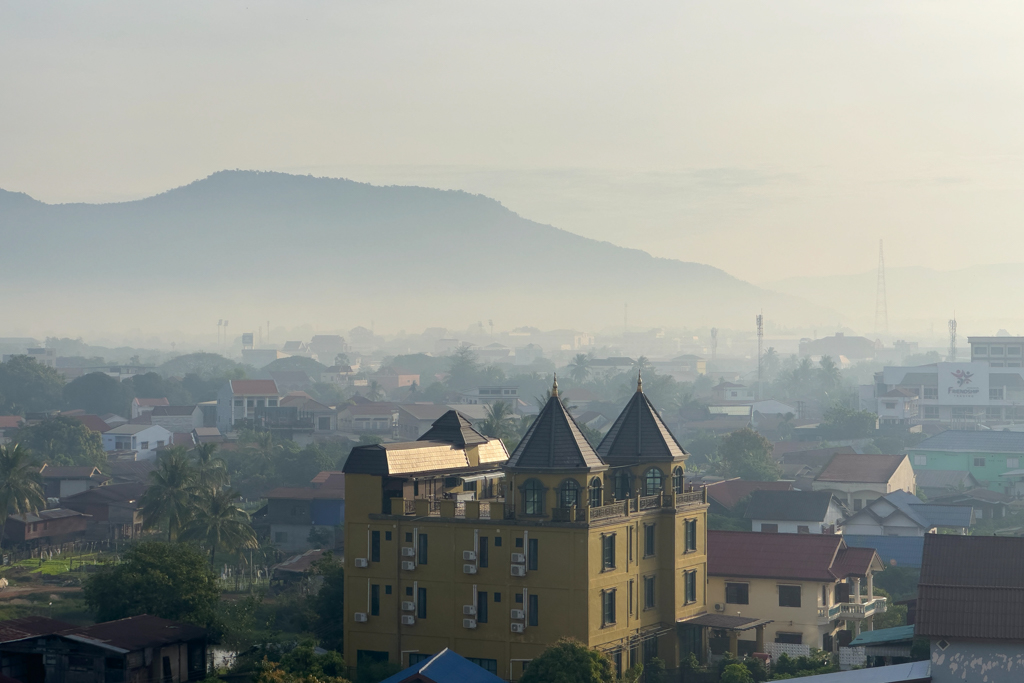 Pakse im Morgenlicht. Ein Dunst liegt über der Stadt