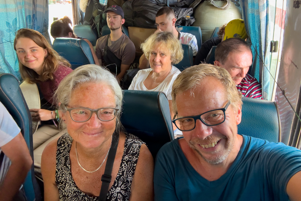 Umsteigen in einen anderen Minibus nach Thakhek. Vollbesetzt und Klappmessereng bestuhlt