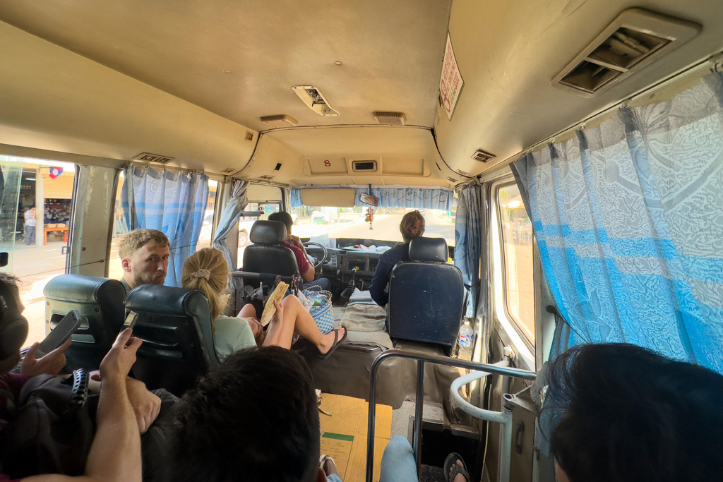 Umsteigen in einen anderen Minibus nach Thakhek. Vollbesetzt und Klappmessereng bestuhlt