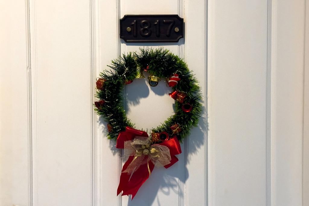 Unsere Zimmertüre in Thakhek ist weihnachtlich geschmückt
