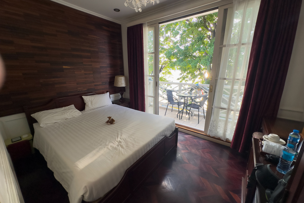 Unser Zimmer in Thakhek mit kleinem Balkon. Dahinter schon fast der Mekong. Dahinter ist schon Thailand
