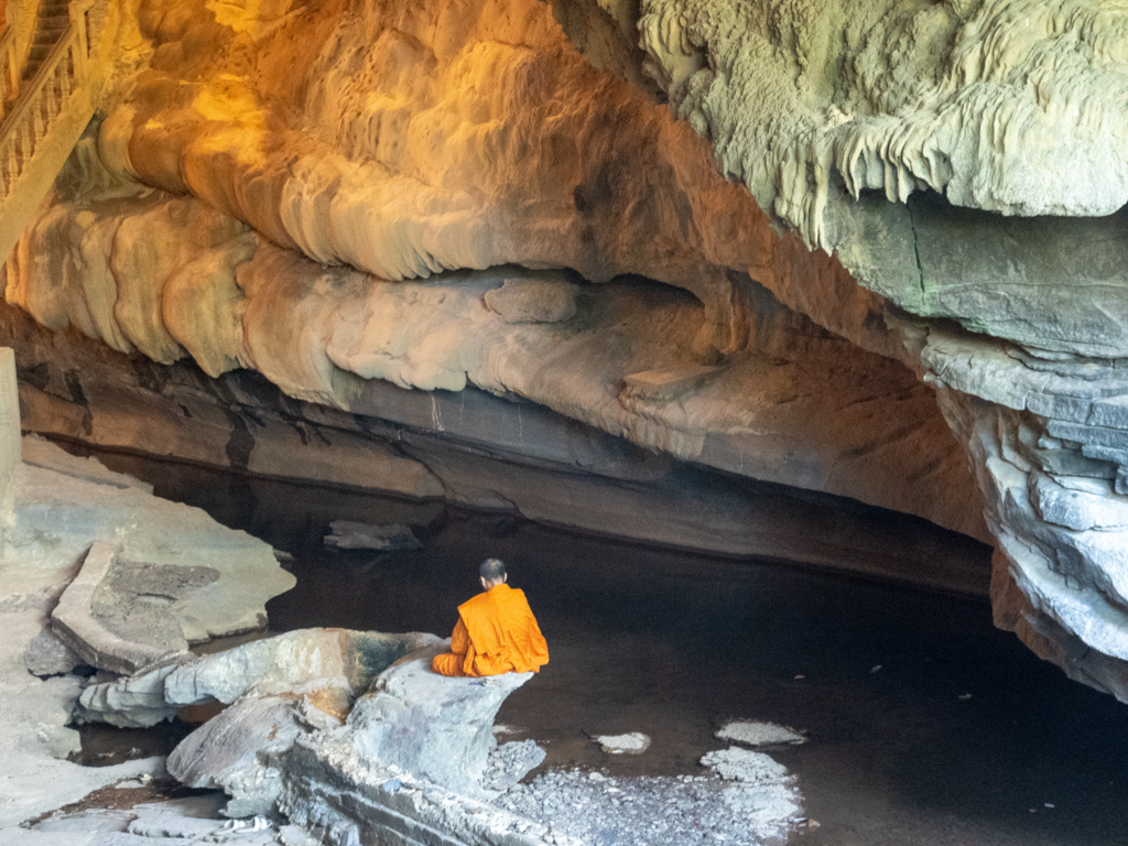 Tham Nang Ene Cave. Unten ein betender Mönch, sonst wird sie farbenfroh beleuchtet..