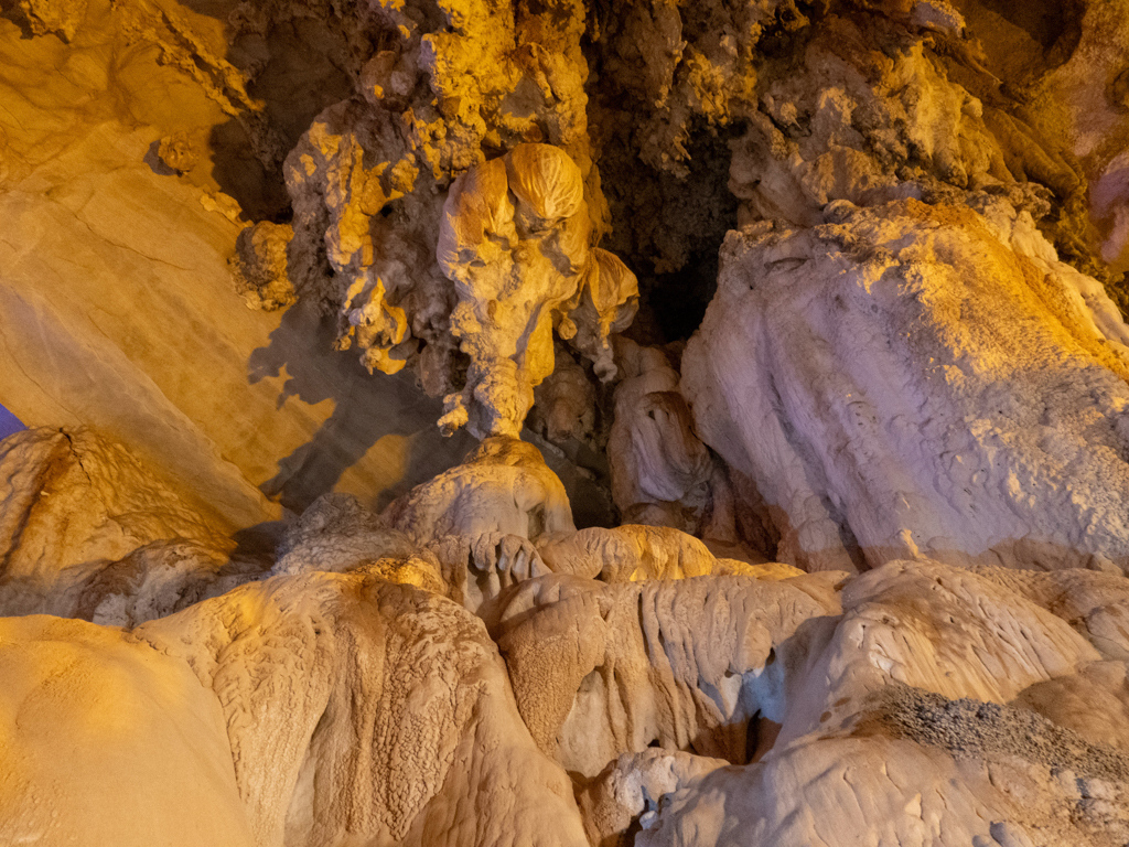 knubbelige, runde Formen an Stalagmiten wachsen aus dem Boden