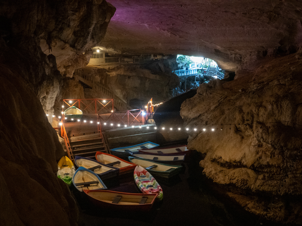 Vorne sehen wir den Bootsanleger um die Höhle mit dem Boot zu erkunden, hinten sehen wir den Höhlenausgang