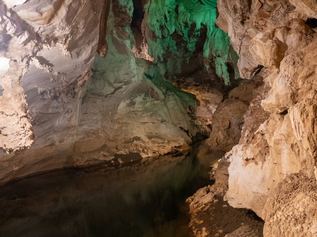 Ein kleiner unterirdischer See in der Höhle