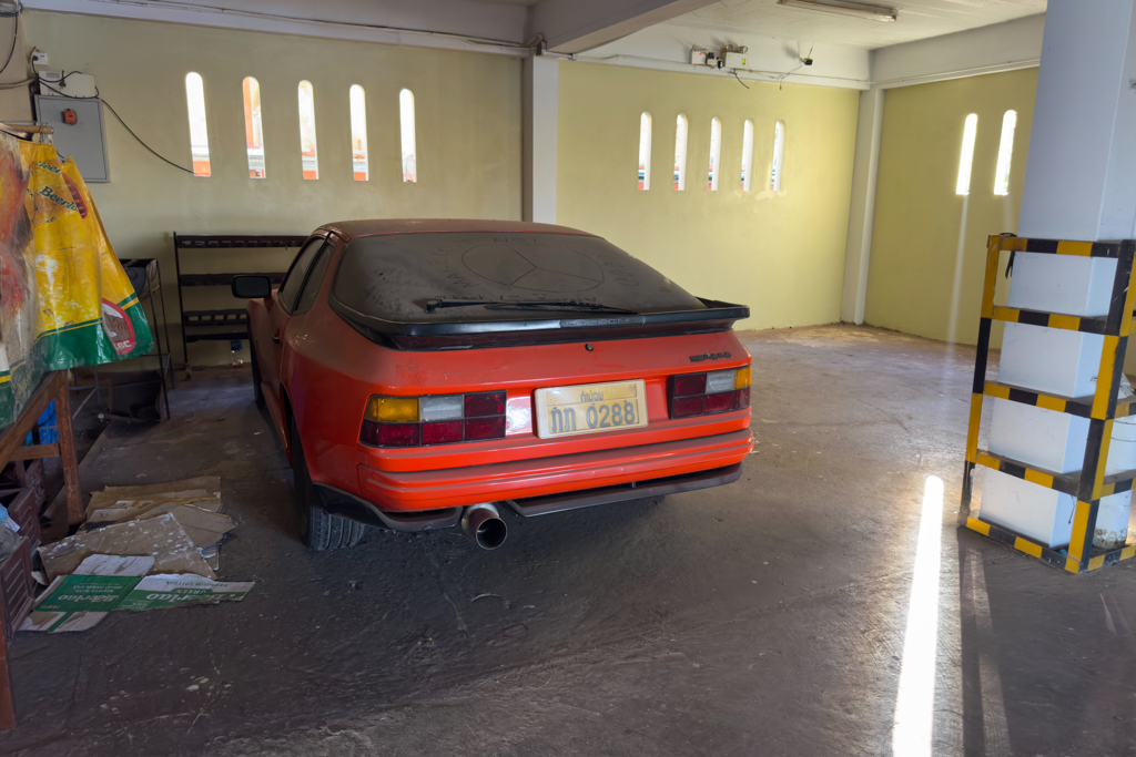 ein alter 944er Porsche staubt in der Garage vor sich hin