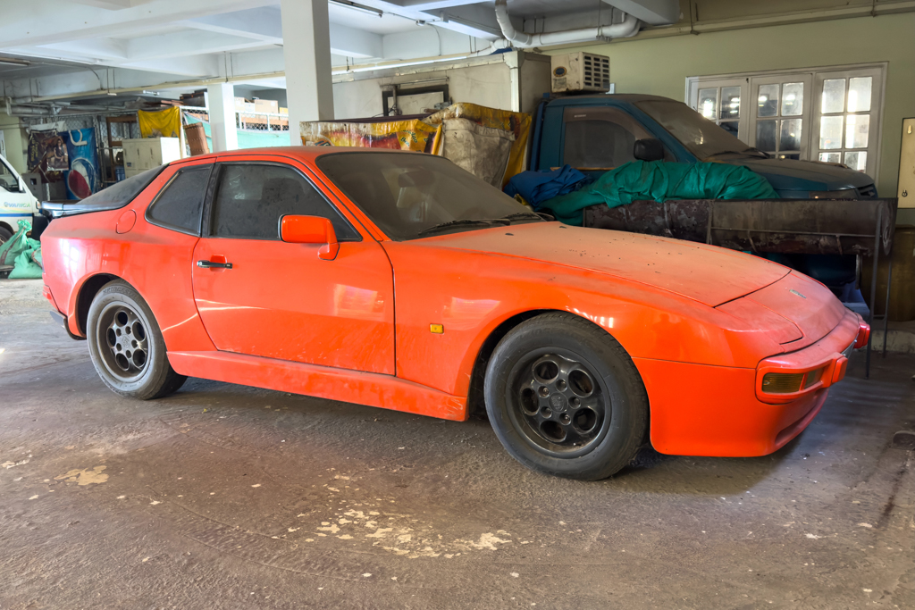 ein alter 944er Porsche staubt in der Garage vor sich hin