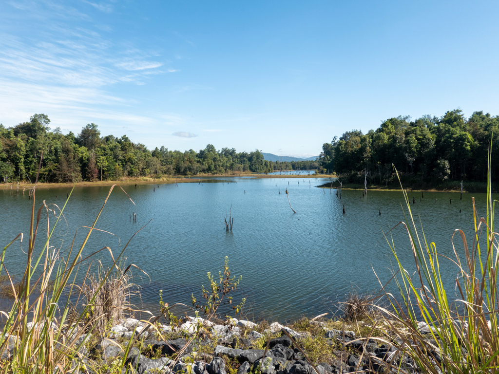 Die Strasse führt am grossen Nam Thun 2 Stausee vorbei