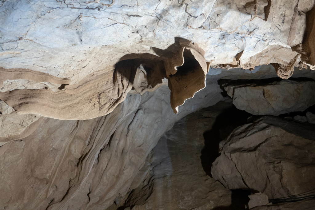 in der grossen Kathedrale der Dragon Cave sehen wir vorhangförmige Stalaktiten von der Decke wachsen